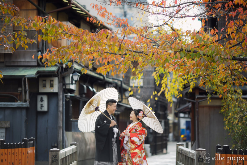 京都の紅葉で、前撮り・フォトウェディイングをする様子。