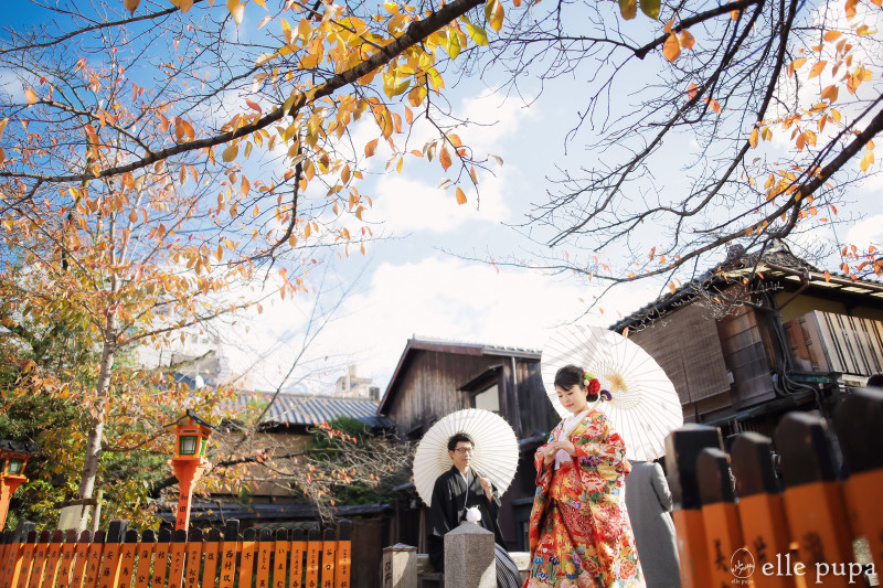 京都「祇園」での前撮り・フォトウェディング。桜の紅葉が美しい。
