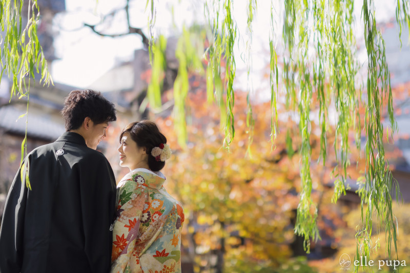 京都「祇園」での前撮り・フォトウェディング。ロケーション撮影をする新郎新婦。