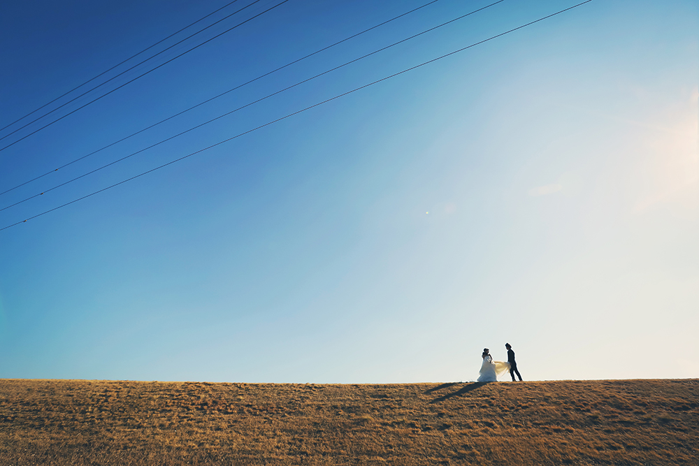 愛知・庄内緑地公園の前撮り/フォトウェディングのロケーション撮影 | 広い敷地の中で青空いっぱい。
