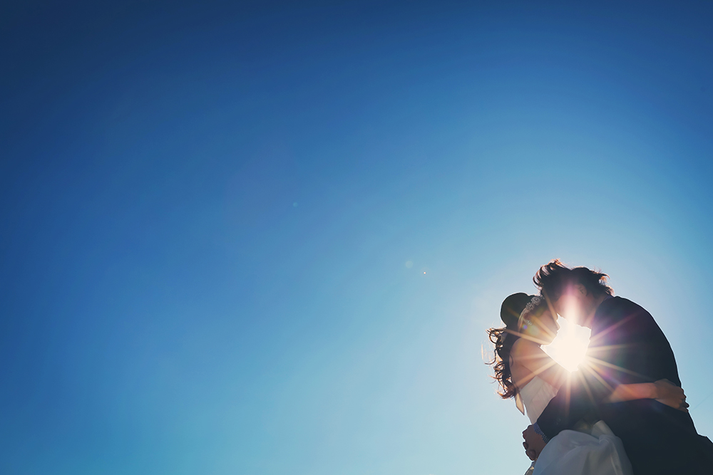 愛知・庄内緑地公園の前撮り/フォトウェディングのロケーション撮影 | 空いっぱい広がる前撮りショット。