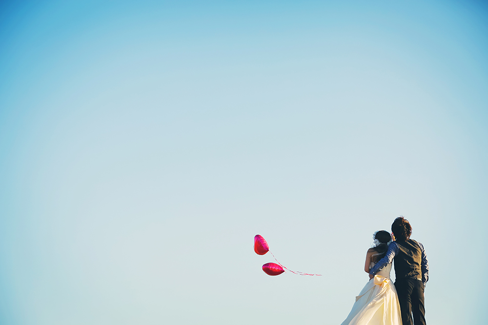 愛知・庄内緑地公園の前撮り/フォトウェディングのロケーション撮影 | 青空いっぱいの中にハートの風船でおしゃれに。