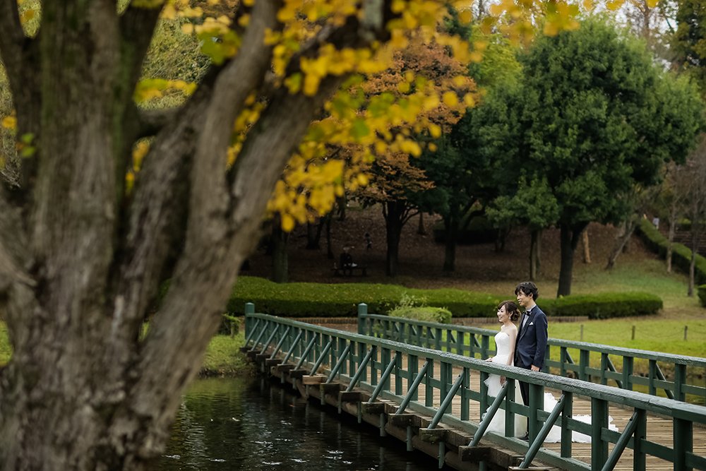 茨城・科学万博記念公園の前撮り/フォトウェディングのロケーション撮影 | 秋色に染まる広大な敷地の公園で。