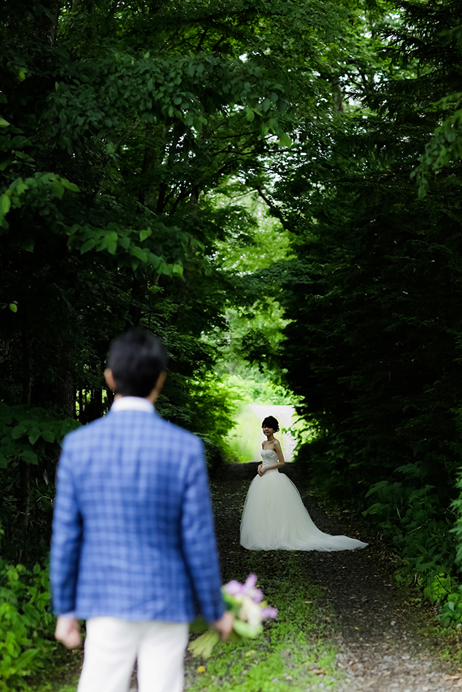 北海道・帯広の前撮り/フォトウェディングのロケーション撮影 | 生き生きした緑の中で。