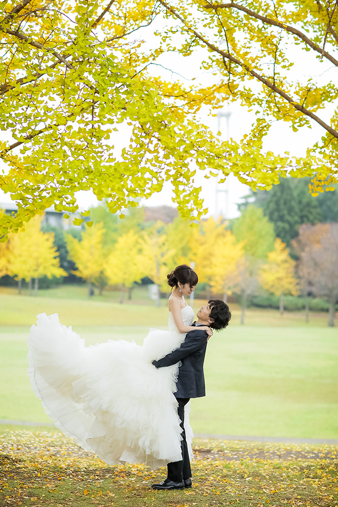 茨城・科学万博記念公園の前撮り/フォトウェディングのロケーション撮影 | 秋色に染まる広大な敷地の公園で。