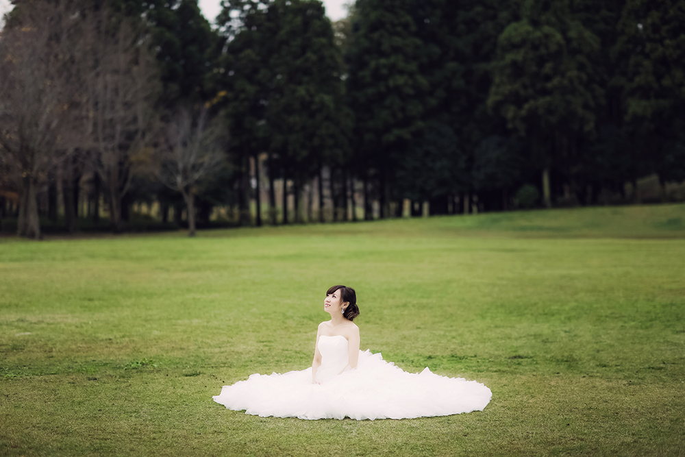 茨城・科学万博記念公園の前撮り/フォトウェディングのロケーション撮影 | 芝生の上で自然に囲まれた前撮りロケーション。