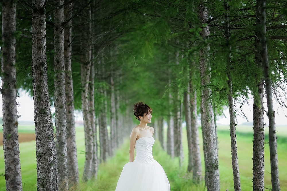 北海道・帯広の前撮り/フォトウェディングのロケーション撮影 | 白樺並木の中はウェディングドレスがピッタリ◎