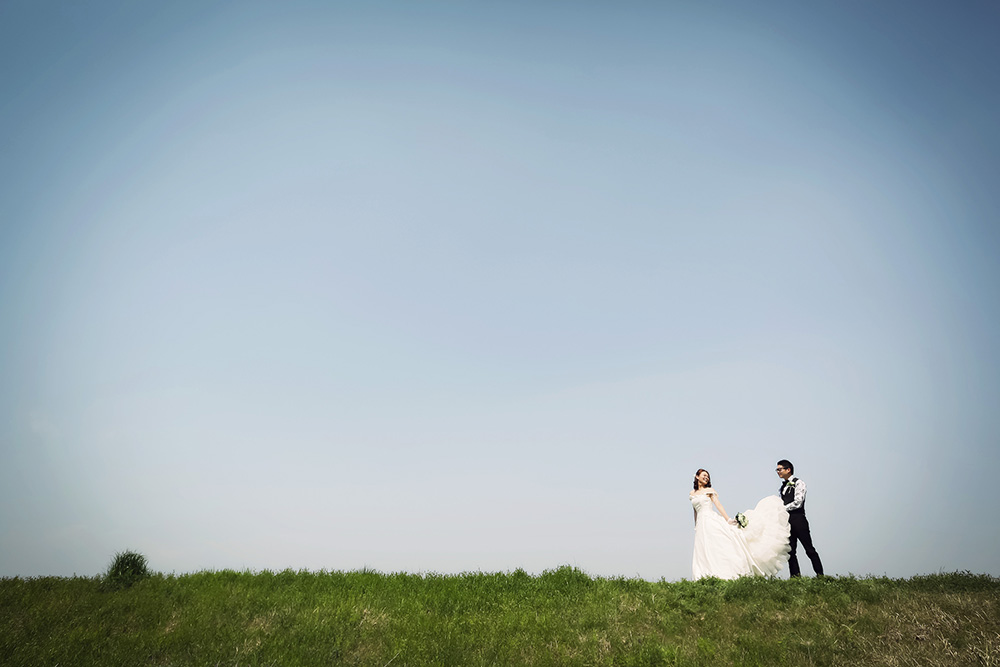 滋賀・土手の前撮り/フォトウェディングのロケーション撮影 | 広大なロケーションで楽しく前撮り撮影。