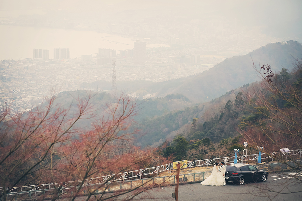 滋賀・比叡山ドライブウェイの前撮り/フォトウェディングのロケーション撮影 | 広がる滋賀の街並みをバックに。