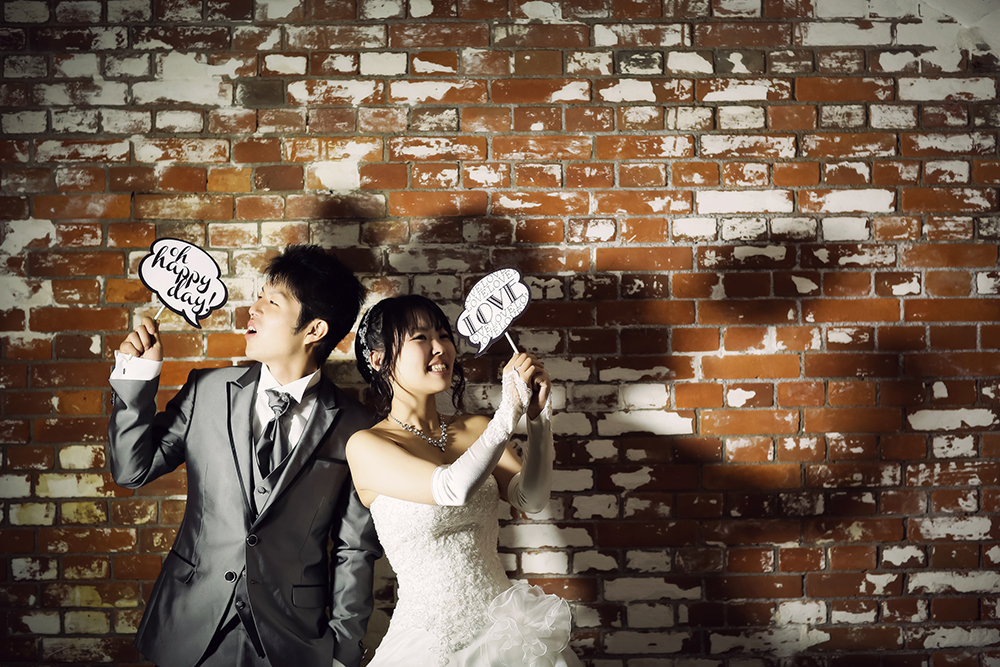 和歌山・深山砲台の前撮り/フォトウェディングのロケーション撮影 | 煉瓦の建物をバックに楽しく前撮り撮影。
