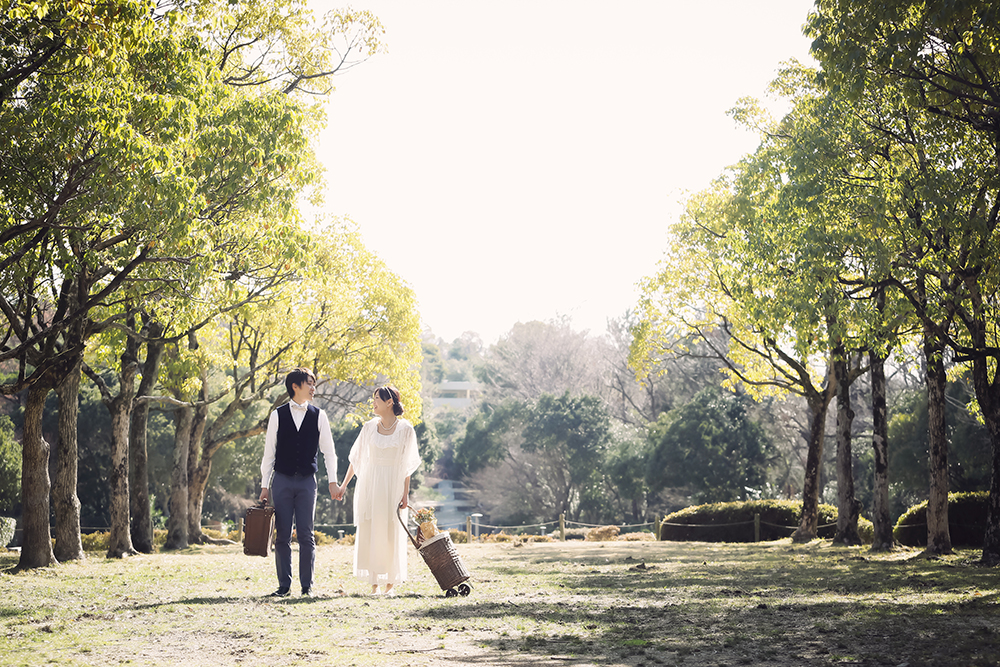 兵庫・甲山森林公園の前撮り/フォトウェディングのロケーション撮影 | 囲まれる木々から入る木漏れ日がきれいです。