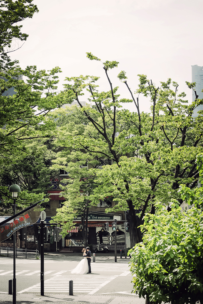 横浜・みなとみらいの前撮り/フォトウェディングのロケーション撮影 | 横浜の交差点で２人きりの世界を演出。