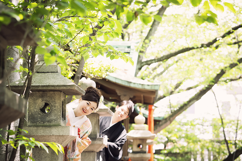 滋賀・天孫神社の前撮り/フォトウェディングのロケーション撮影 | 楽しい雰囲気での前撮りショットも。