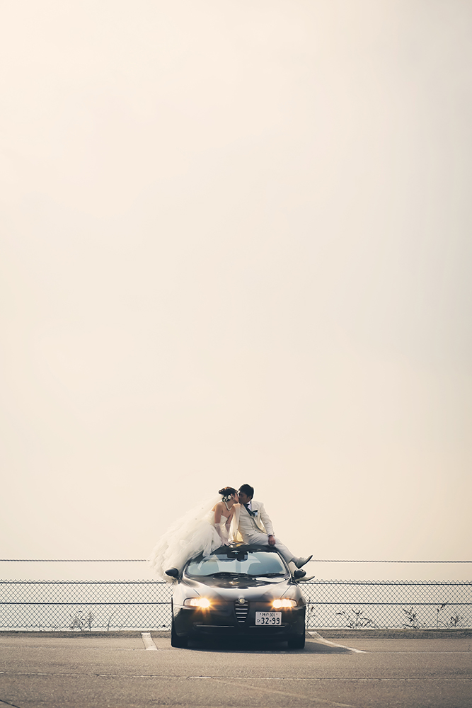 滋賀・比叡山ドライブウェイの前撮り/フォトウェディングのロケーション撮影 | 愛車と一緒に壮大なロケーションで。