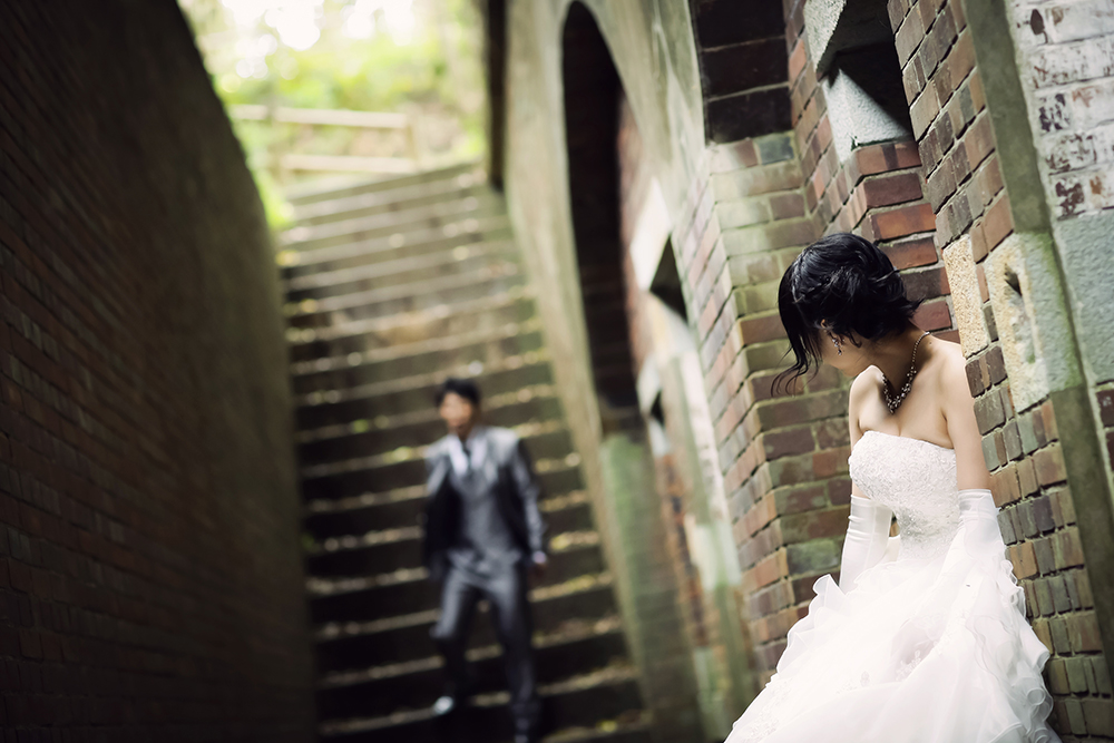 和歌山・深山砲台の前撮り/フォトウェディングのロケーション撮影 | 煉瓦造りの建物と一緒に。
