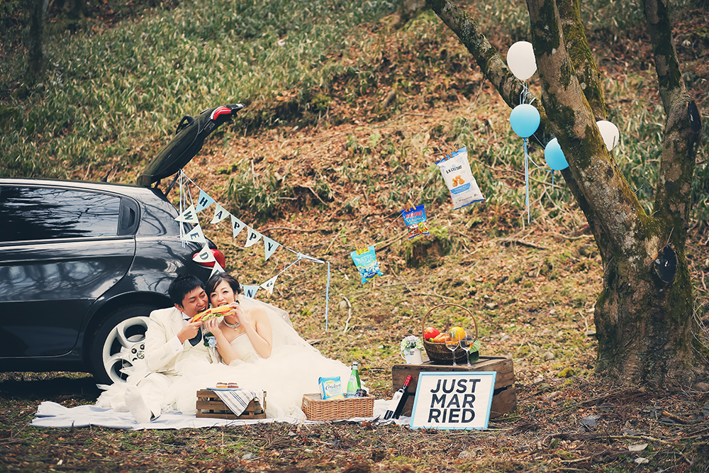 滋賀・比叡山ドライブウェイの前撮り/フォトウェディングのロケーション撮影 | 好きなグッズをたくさん持ち込んだ前撮りショット。