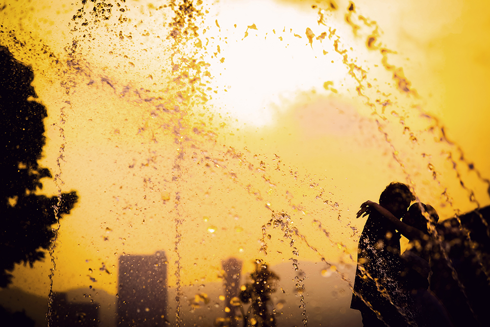 兵庫・北公園の前撮り/フォトウェディングのロケーション撮影 | オレンジ色に染まる夕日をバックに。