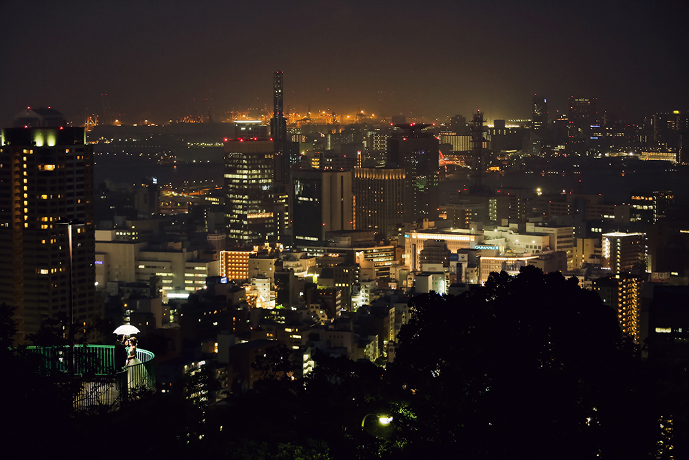 神戸・ヴィーナスブリッジの前撮り/フォトウェディングのロケーション撮影 | 神戸の夜景をバックにナイト撮影。