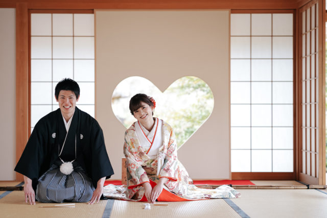 京都・正寿院の前撮り/フォトウェディングのロケーション撮影 | ハートの窓が可愛いらしい人気の撮影スポット。