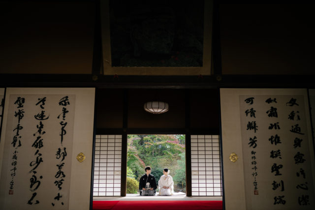 京都・萬福寺・お寺・白無垢・着物の前撮り/フォトウェディングのロケーション撮影 | 人気の正座ショット。