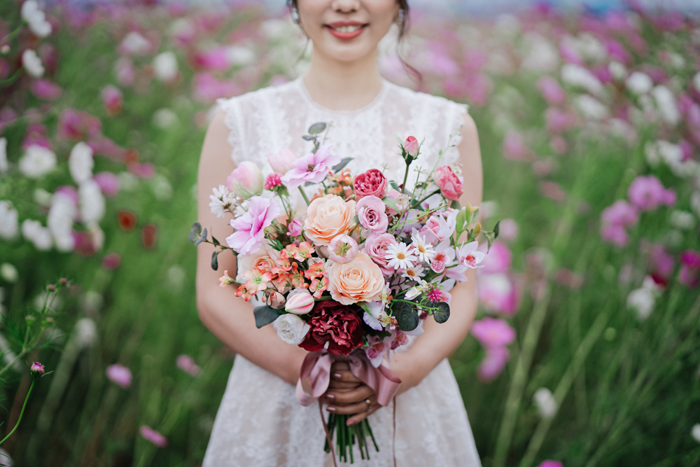 滋賀・コスモス畑の前撮り/フォトウェディングのロケーション撮影 | お気に入りのブーケと一緒に。