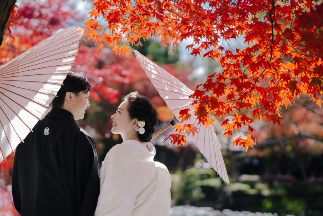 京都・大原野神社・紅葉の前撮り/フォトウェディングのロケーション撮影 | 紅葉の中でもいつもの二人らしくナチュラルに。