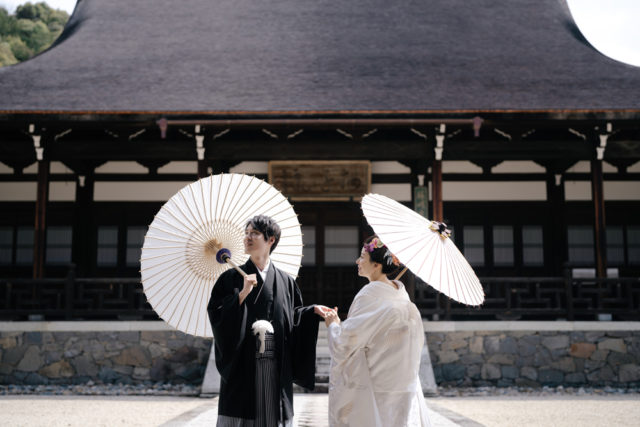 京都・萬福寺・お寺・白無垢・着物の前撮り/フォトウェディングのロケーション撮影 | 白無垢と紋付袴でお寺前撮り。