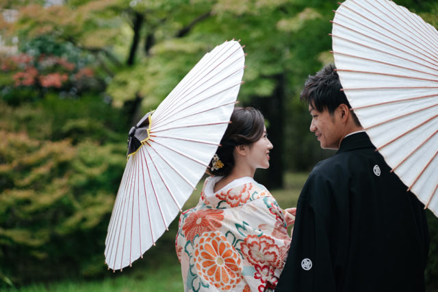 京都・堪庵の前撮り/フォトウェディングのロケーション撮影 | 和傘を使って前撮り撮影。