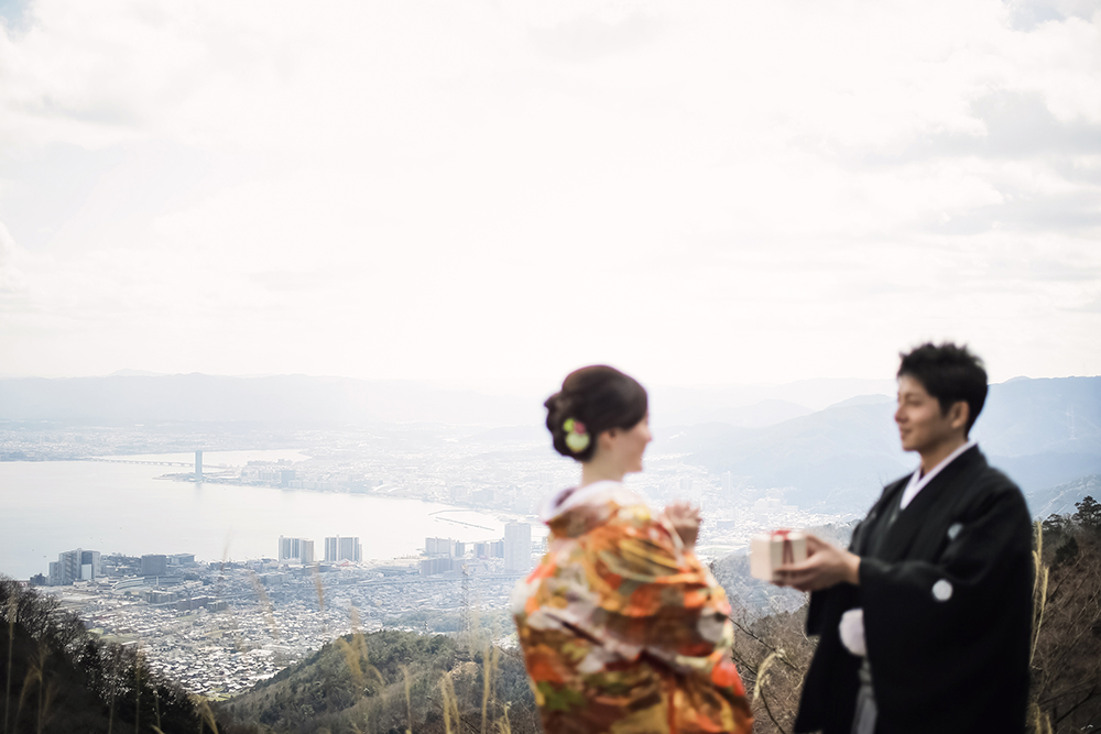 滋賀・比叡山ドライブウェイの前撮り/フォトウェディングのロケーション撮影 | 滋賀の街並みを一望できるロケーションで。