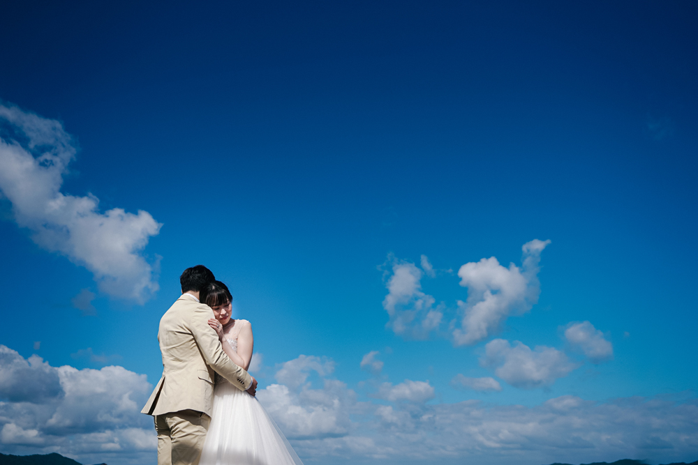 京都・天橋立の前撮り/フォトウェディングのロケーション撮影 | 青空いっぱいの下で前撮りショット。