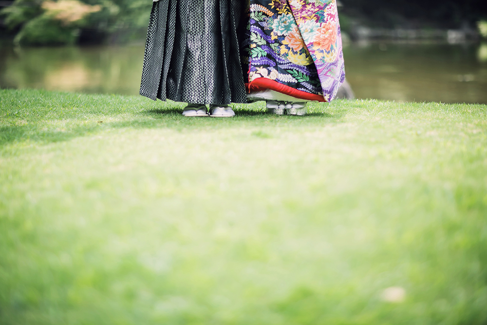 福岡・石橋文化センターの前撮り/フォトウェディングのロケーション撮影 | 和装で足元ショット。
