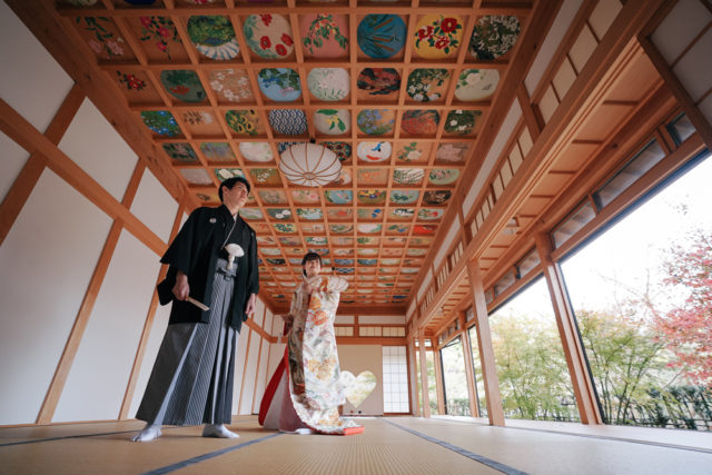 京都・正寿院の前撮り/フォトウェディングのロケーション撮影 | 迫力ある豪華な天井と一緒に。