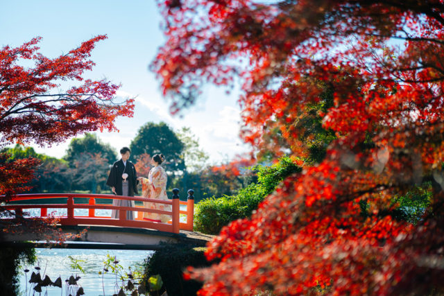 京都・大覚寺の前撮り/フォトウェディングのロケーション撮影 | 紅葉と橋の赤のコントラストが印象的な1枚