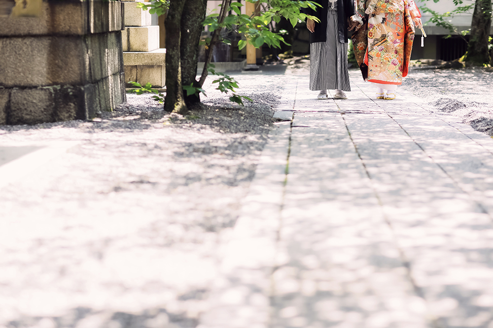 滋賀・天孫神社の前撮り/フォトウェディングのロケーション撮影 | 和装だからこそ可愛い足元ショット。