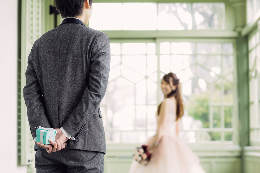 神戸・萌黄の館の前撮り/フォトウェディングのロケーション撮影 | ドレス姿が似合う萌黄色の洋館で指輪ショット。