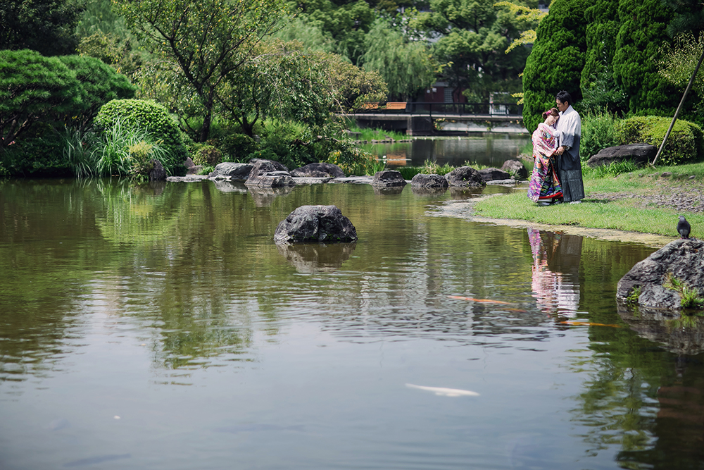 福岡・石橋文化センターの前撮り/フォトウェディングのロケーション撮影 | 日本庭園にある池の周りでゆったりと。
