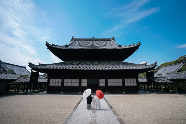 京都・萬福寺・お寺・白無垢・着物の前撮り/フォトウェディングのロケーション撮影 | 周りに高い建物がないので、高い空と一緒に。