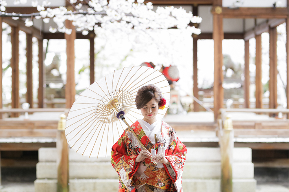 滋賀・天孫神社の前撮り/フォトウェディングのロケーション撮影 | 和装での前撮りは桜と一緒に。