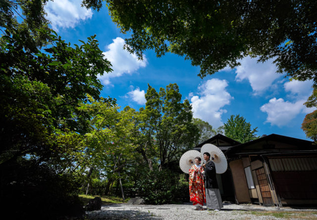 京都・堪庵の前撮り/フォトウェディングのロケーション撮影 | 初夏には青々とした新緑と。