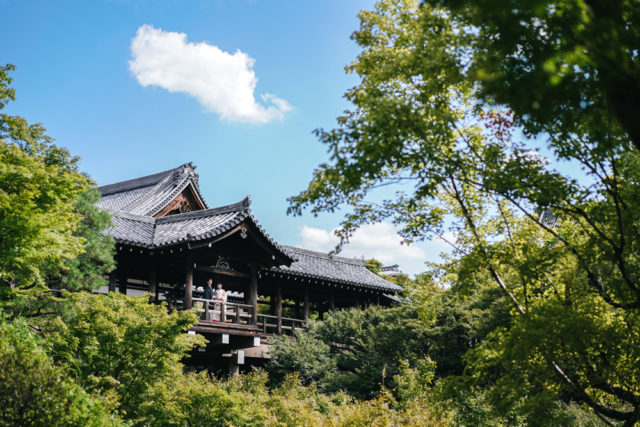 京都・東福寺・通天橋の前撮り/フォトウェディングのロケーション撮影 | 二人きりだけの空間は、まるで映画のワンシーンのよう。