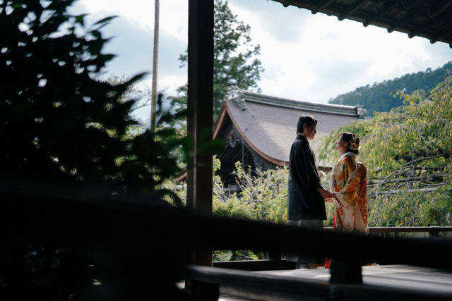 京都・毘沙門堂・お寺の前撮り/フォトウェディングのロケーション撮影 | 広々とした景色をバックに前撮りショット。
