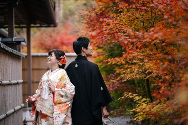 京都・正寿院の前撮り/フォトウェディングのロケーション撮影 | 色打掛と紋付袴で紅葉をバックに。
