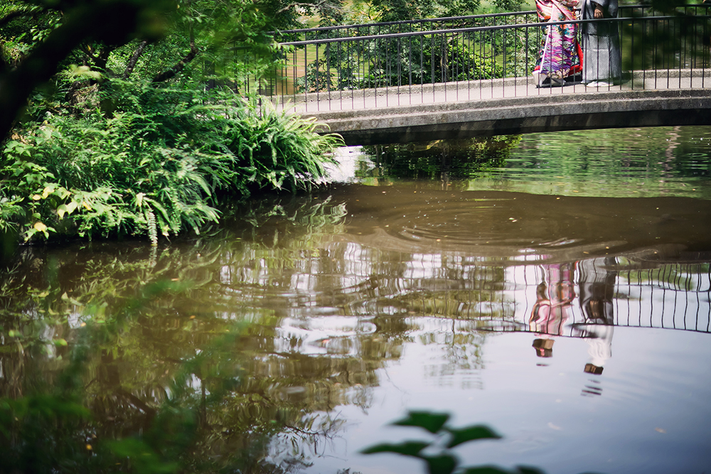 福岡・石橋文化センターの前撮り/フォトウェディングのロケーション撮影 | 日本庭園にある池の周りでゆったりと。
