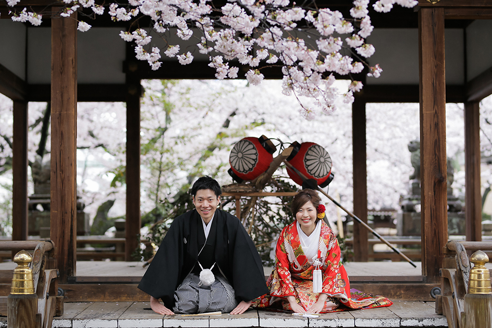 滋賀・天孫神社の前撮り/フォトウェディングのロケーション撮影 | 境内では、桜と一緒に正座ショットも。