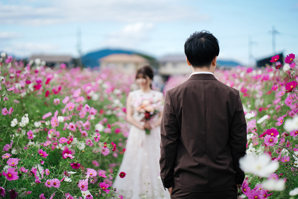 滋賀・コスモス畑の前撮り/フォトウェディングのロケーション撮影 | ブラウンのタキシードでオシャレに。