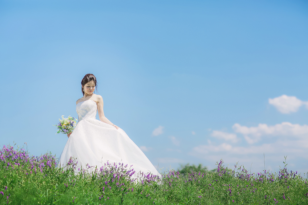 滋賀・土手の前撮り/フォトウェディングのロケーション撮影 | 青い空いっぱいで前撮り撮影。