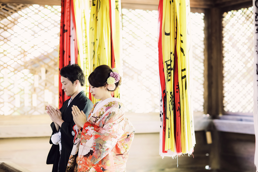 滋賀・天孫神社の前撮り/フォトウェディングのロケーション撮影 | 神社でお参りシーン。