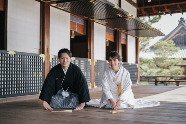 京都・大覚寺・白無垢・着物の前撮り/フォトウェディングのロケーション撮影 | 和装前撮りで人気の正座ショット。