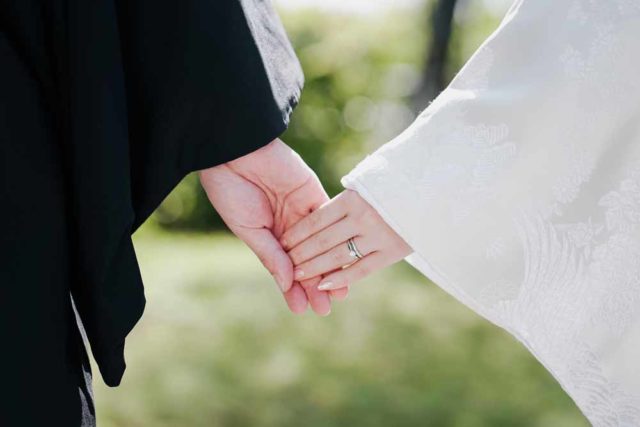 京都・堪庵の前撮り/フォトウェディングのロケーション撮影 | 前撮りで人気の手元ショット。