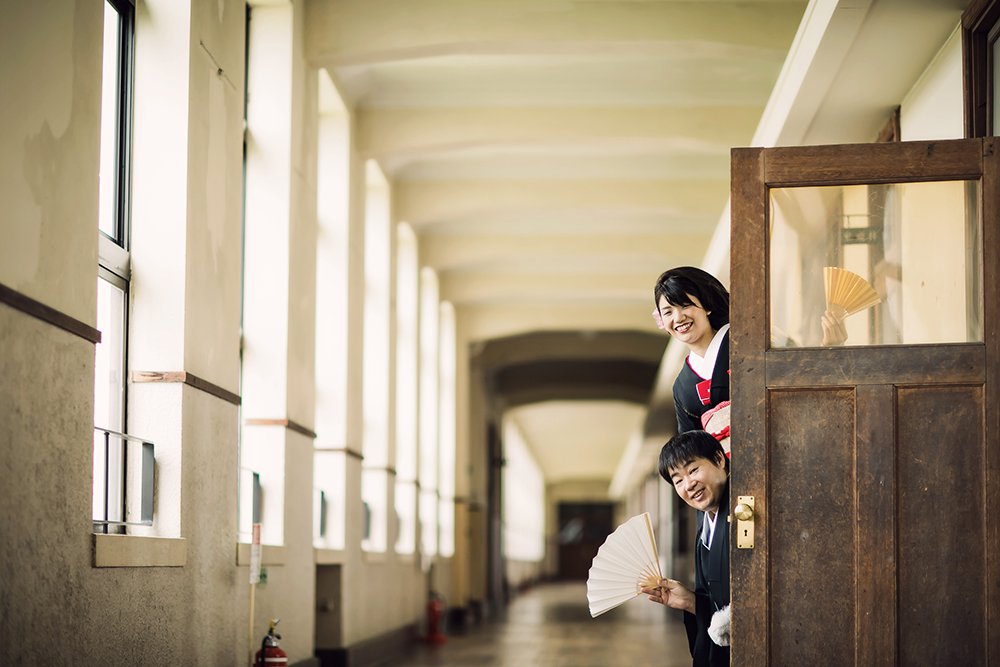 滋賀・豊郷小学校の前撮り/フォトウェディングのロケーション撮影 | 小学校でふたりらしく楽しい撮影はできます。